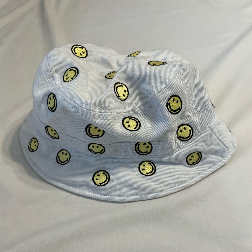 American Eagle Women’s Smiley Bucket Hat (never worn)